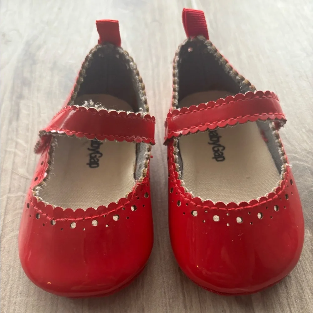 Red Kids Mary Jane Shoes 6-12 months in great condition